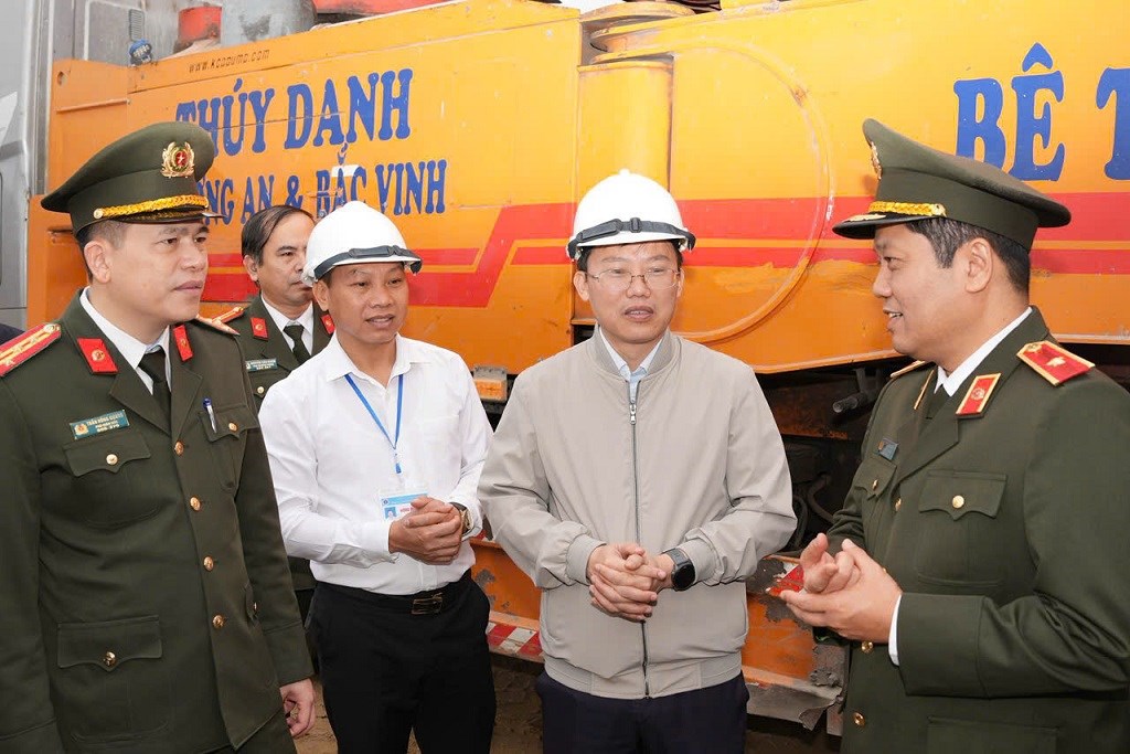 Các đồng chí: Thiếu tướng Nguyễn Hồng Nguyên, Phó Chánh Văn phòng Bộ Công an; Đại tá Trần Hồng Quang, Phó Giám đốc Công an tỉnh Nghệ An động viên đơn vị thi công