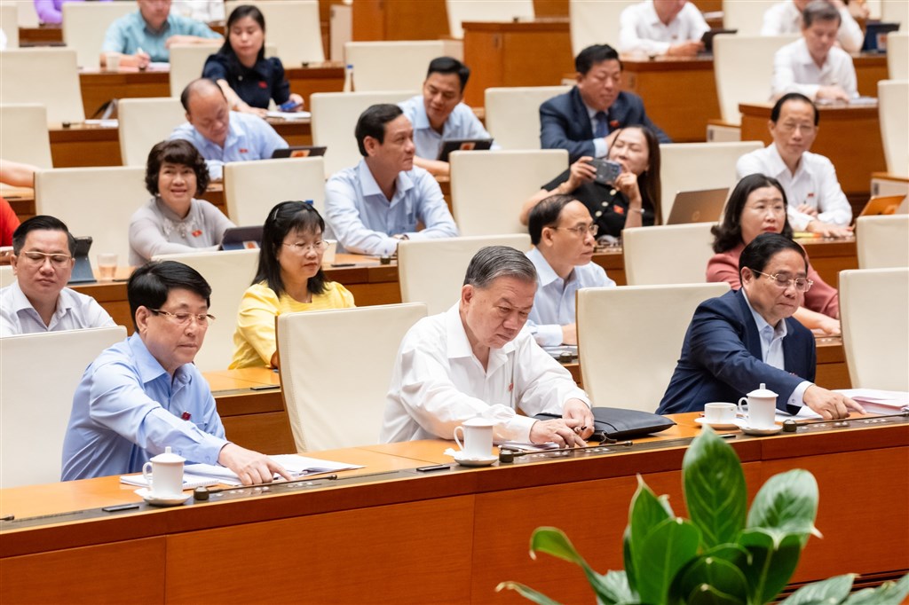 Tổng Bí thư Tô Lâm, Chủ tịch nước Lương Cường, Thủ tướng Chính phủ Phạm Minh Chính và các ĐBQH biểu quyết thông qua Nghị quyết sửa đổi, bổ sung một số điều của Hiến pháp nước Cộng hòa xã hội chủ nghĩa Việt Nam với 470/470 đại biểu có mặt tán thành, đạt tỷ lệ 100% ngày 16/6/2025. Ảnh: Phạm Thắng