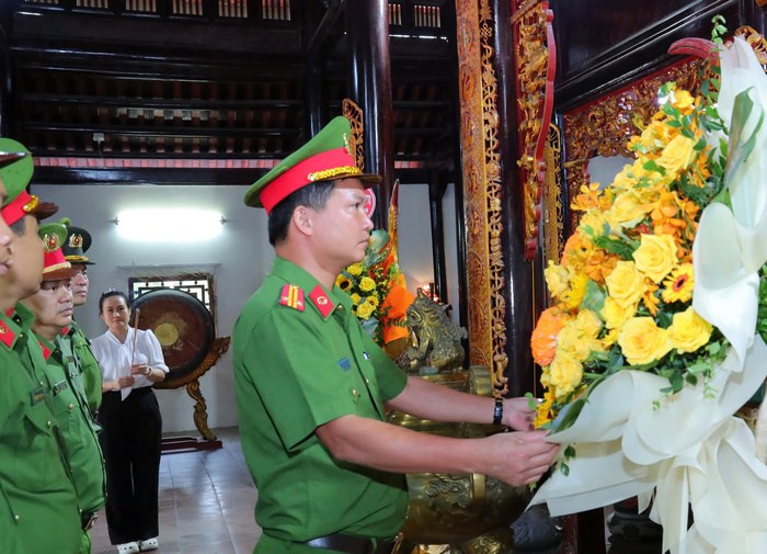 Anh-tin-bai