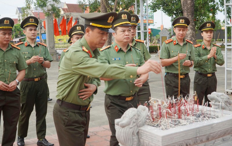 Anh-tin-bai
