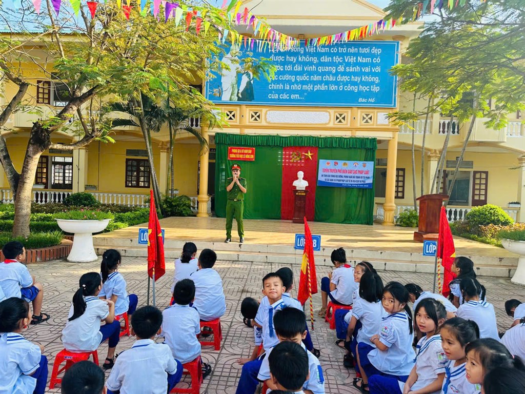 TUYÊN TRUYỀN AN TOÀN GIAO THÔNG VÀ PHÒNG NGỪA ĐẤU TRANH VỚI TỘI PHẠM VÀ CÁC HÀNH VI VI PHẠM PHÁP LUẬT VỀ VK-VLN-CCHT VÀ PHÁO