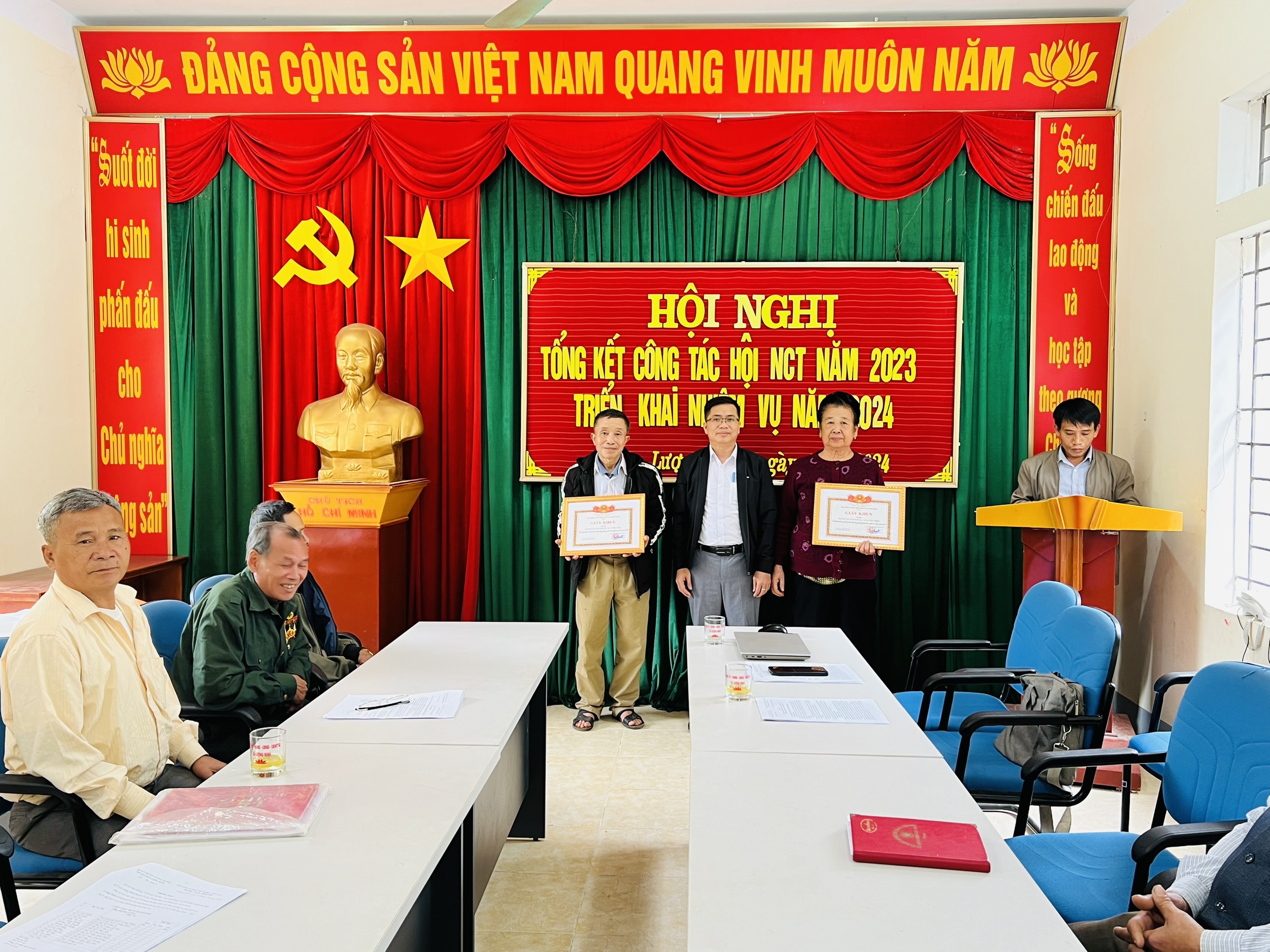 Anh-tin-bai