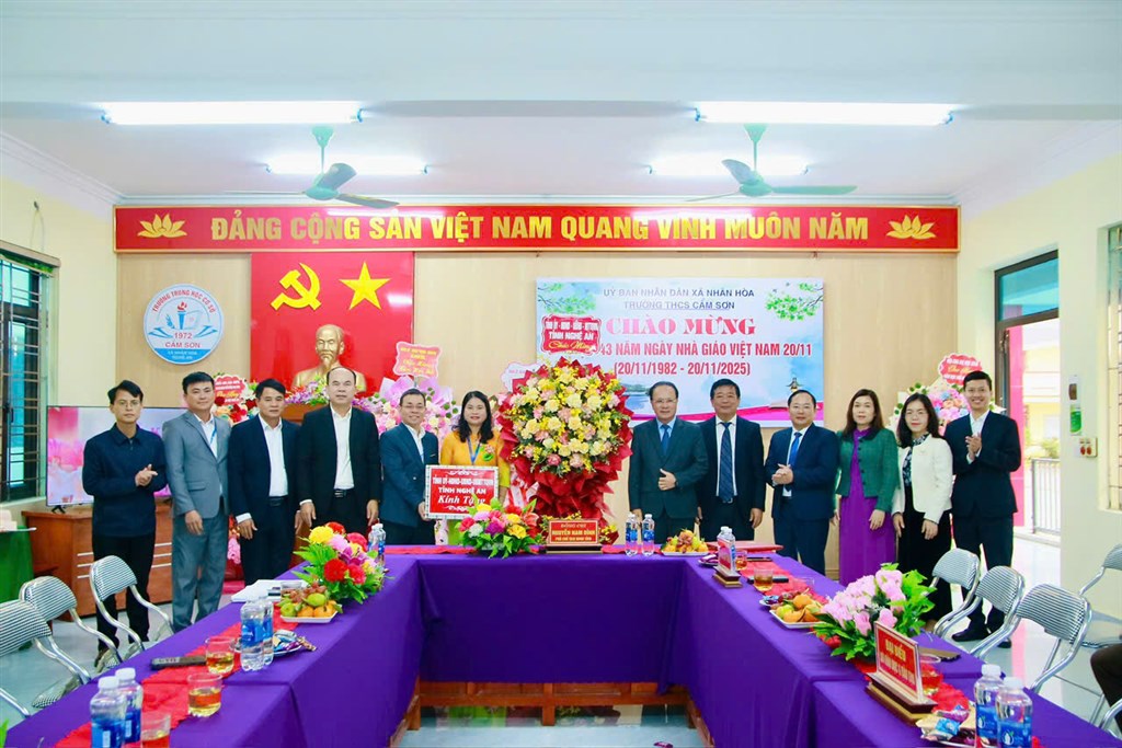 Phó Chủ tịch Thường trực HĐND tỉnh Nguyễn Nam Đình chúc mừng Trường THCS Cẩm Sơn nhân Ngày Nhà giáo Việt Nam