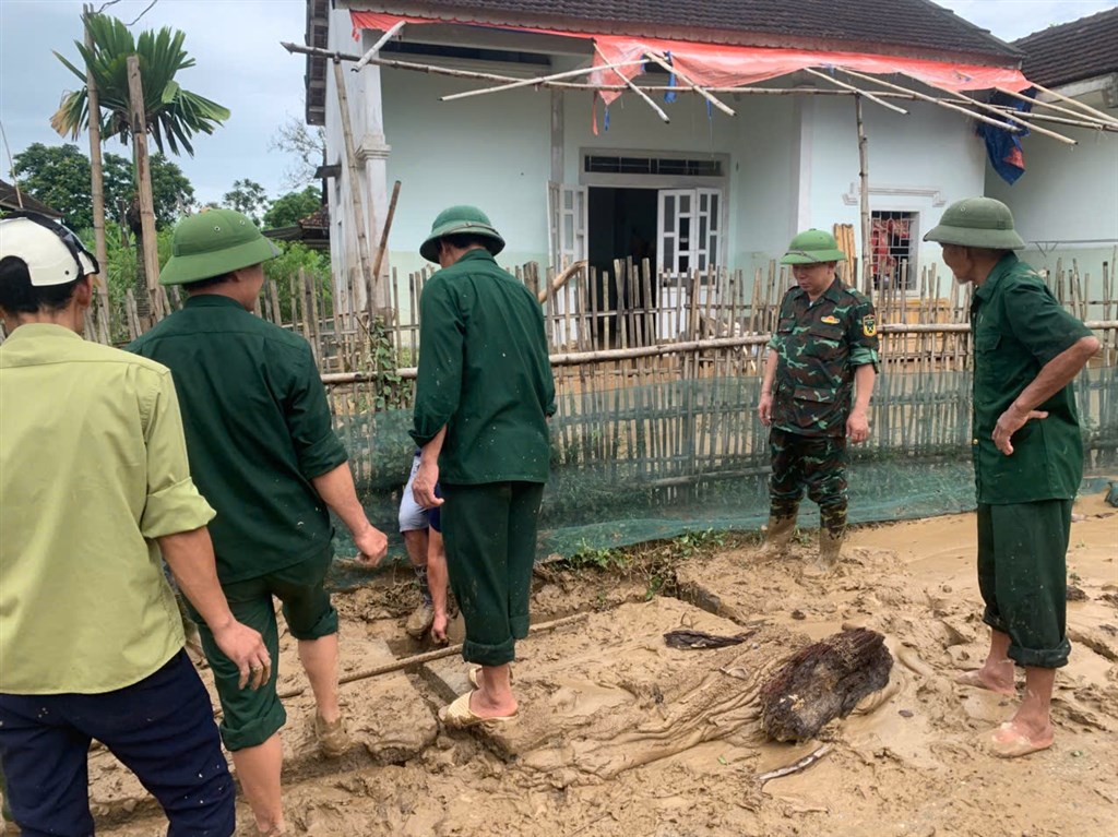 Cán bộ cùng nhân dân xã Châu khê chung tay khắc phục hậu quả sau cơn bão số 3