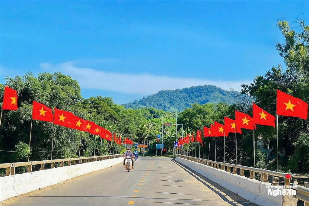 RỰC RỠ ĐƯỜNG CỜ CHÀO MỪNG ĐẠI HỘI ĐẢNG BỘ XÃ CHÂU KHÊ VÀ 80 NĂM NGÀY QUỐC KHÁNH 2/9