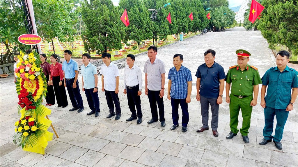 Các đồng chí lãnh đạo xã Văn Hiến dâng hoa, dâng hương tại Nghĩa trang Liệt sỹ quốc tế Đô Lương và Khu di tích lịch sử quốc gia Truông Bồn