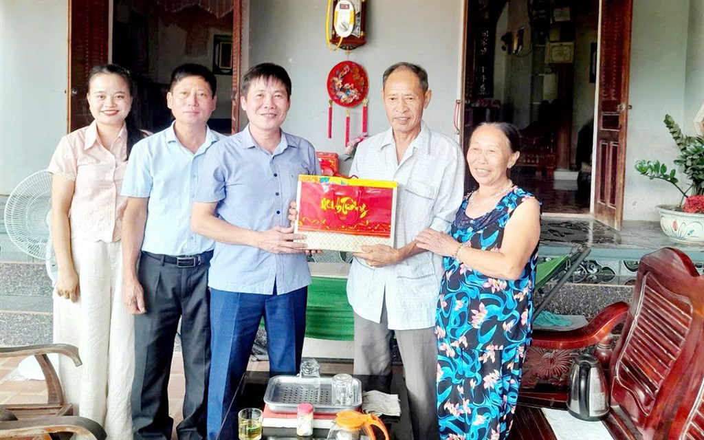 Lãnh đạo xã Văn Hiến thăm, tặng quà gia đình chính sách trên địa bàn nhân ngày Thương binh Liệt sỹ 27/7