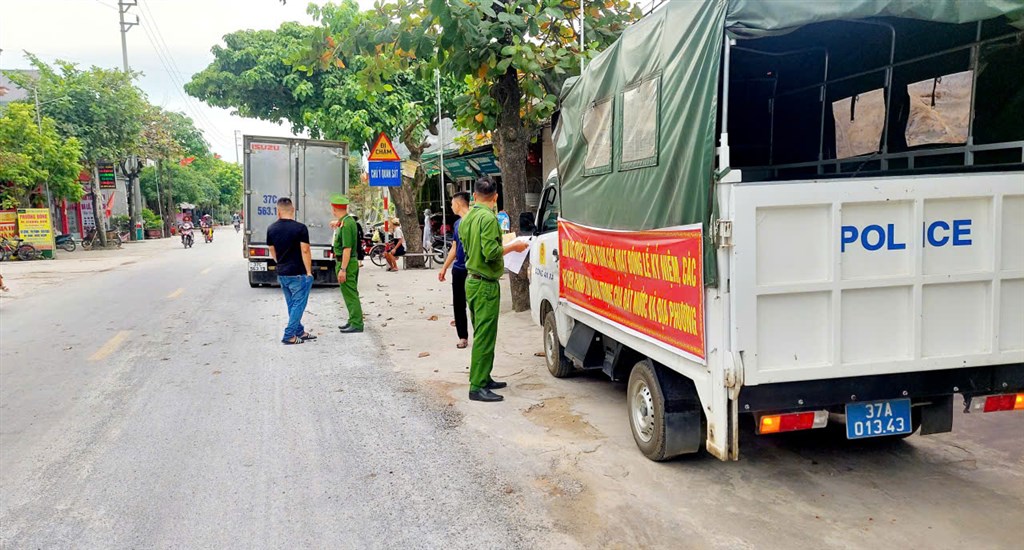 Lực lượng liên ngành xã Văn Hiến, tỉnh Nghệ An ra quân giải tỏa hành lang an toàn giao thông