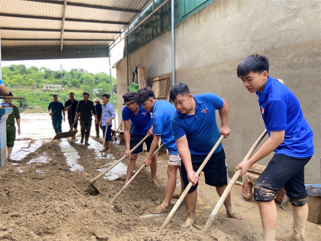 Thanh niên Hữu Kiệm tích cực hỗ trợ người dân khắc phục hậu quả sau bão số 3
