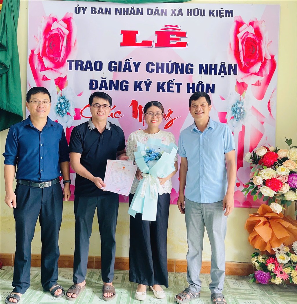 Hữu Kiệm: Trao giấy kết hôn trực tuyến cho cặp đôi đầu tiên sau sáp nhập chính quyền hai cấp