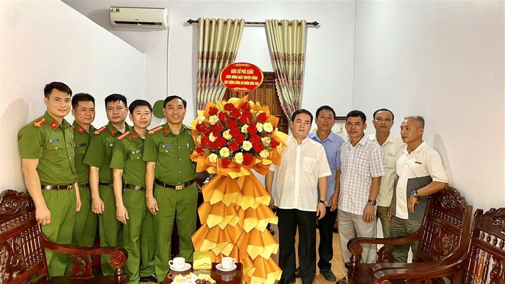 Đại diện Giáo xứ Phú Xuân tặng hoa chúc mừng Công an xã Quỳnh Tam và giao lưu Bóng chuyền nhân dịp kỷ niệm 80 năm ngày truyền thống lực lượng Công an nhân dân, 20 năm ngày hội Toàn dân bảo vệ an ninh Tổ quốc!