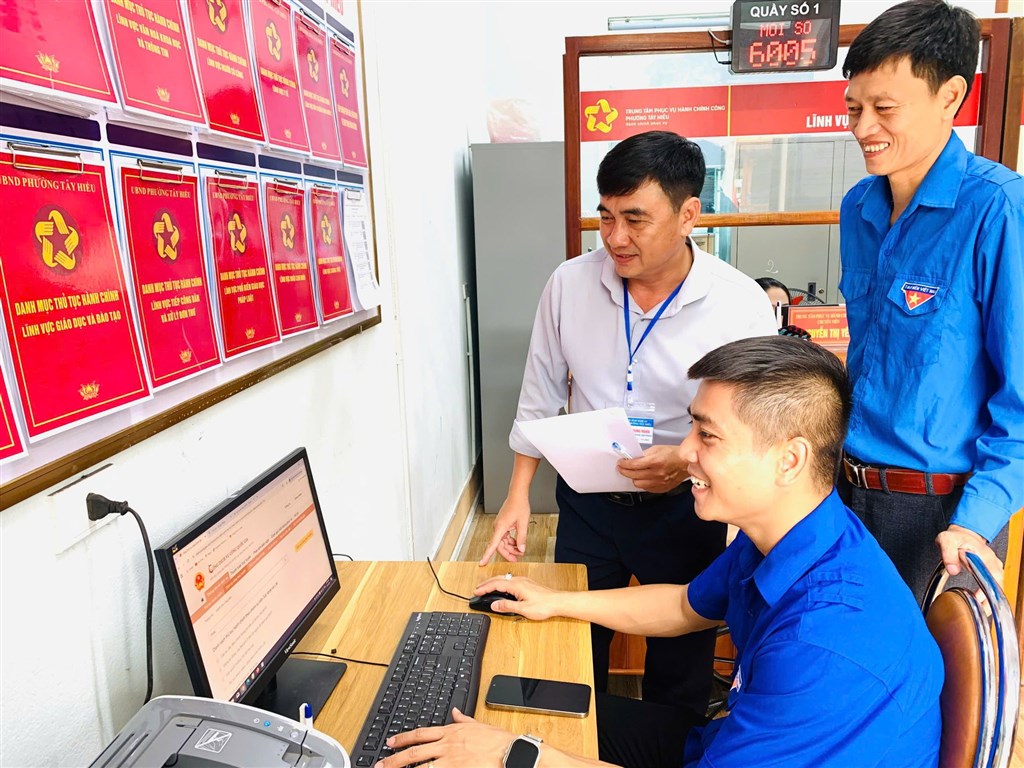 THANH NIÊN  PHƯỜNG TÂY  HIẾU TIẾP TỤC HỖ TRỢ NHÂN DÂN TẠI TRUNG TÂM PHỤC VỤ  HÀNH CHÍNH CÔNG 