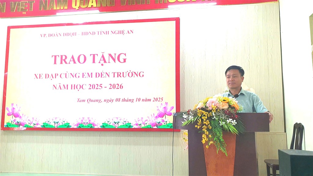 Đoàn đại biểu Quốc hội tỉnh Nghệ An trao tặng xe đạp chắp cánh ước mơ cho học sinh vượt khó học giỏi