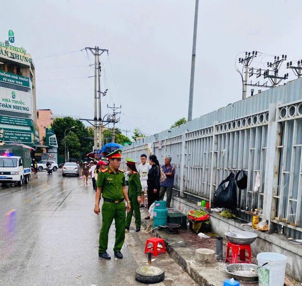Phường Vinh Phú ra quân cao điểm giải tỏa vi phạm, chống tái lấn chiếm hành lang an toàn giao thông
