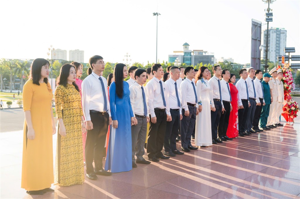 ĐOÀN ĐẠI BIỂU ĐẠI HỘI ĐẢNG BỘ PHƯỜNG VINH PHÚ DÂNG HOA TƯỞNG NIỆM CHỦ TỊCH HỒ CHÍ MINH TẠI QUẢNG TRƯỜNG HỒ CHÍ MINH