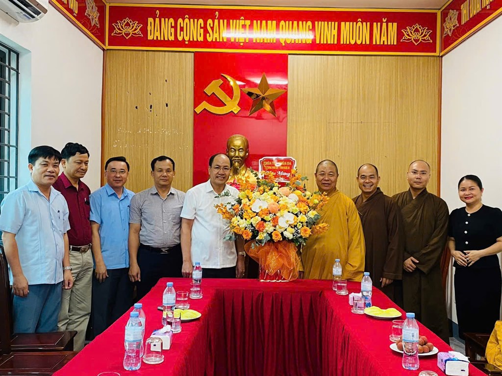 Hoà thượng Thích Thọ Lạc thăm hỏi và chúc mừng lãnh đạo Đảng ủy, HĐND, UBND phường Vinh Lộc mừng Lãnh đạo và cán bộ Phường Vinh Lộc