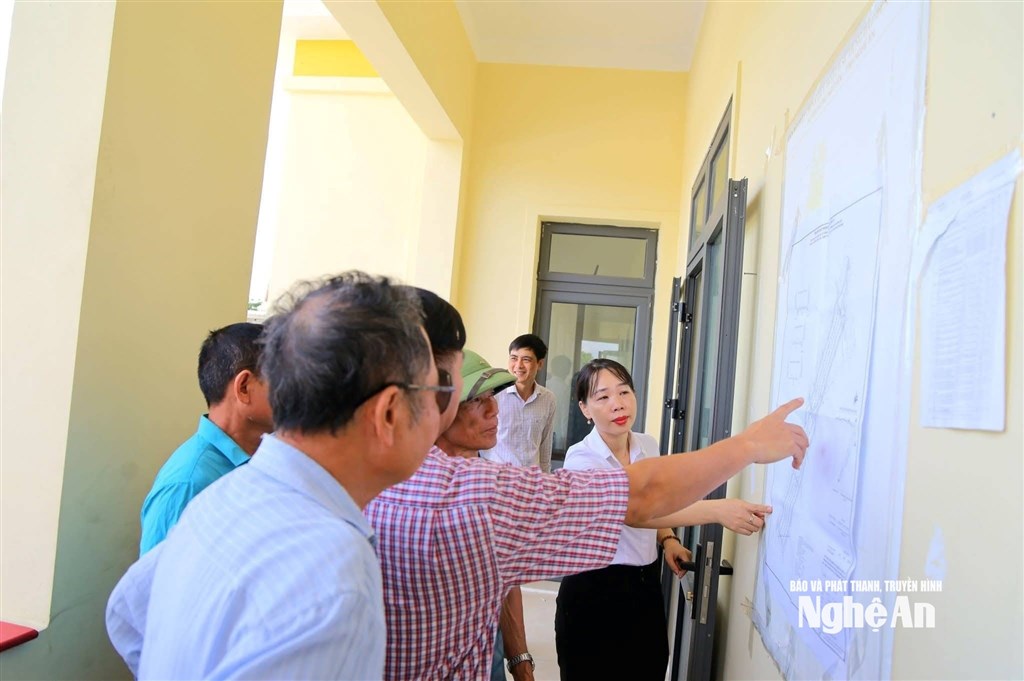 Cán bộ xã Hưng Nguyên Nam giải thích quy hoạch khu tái định cư tại vùng Cầu Vó cho người dân. Ảnh CSCC