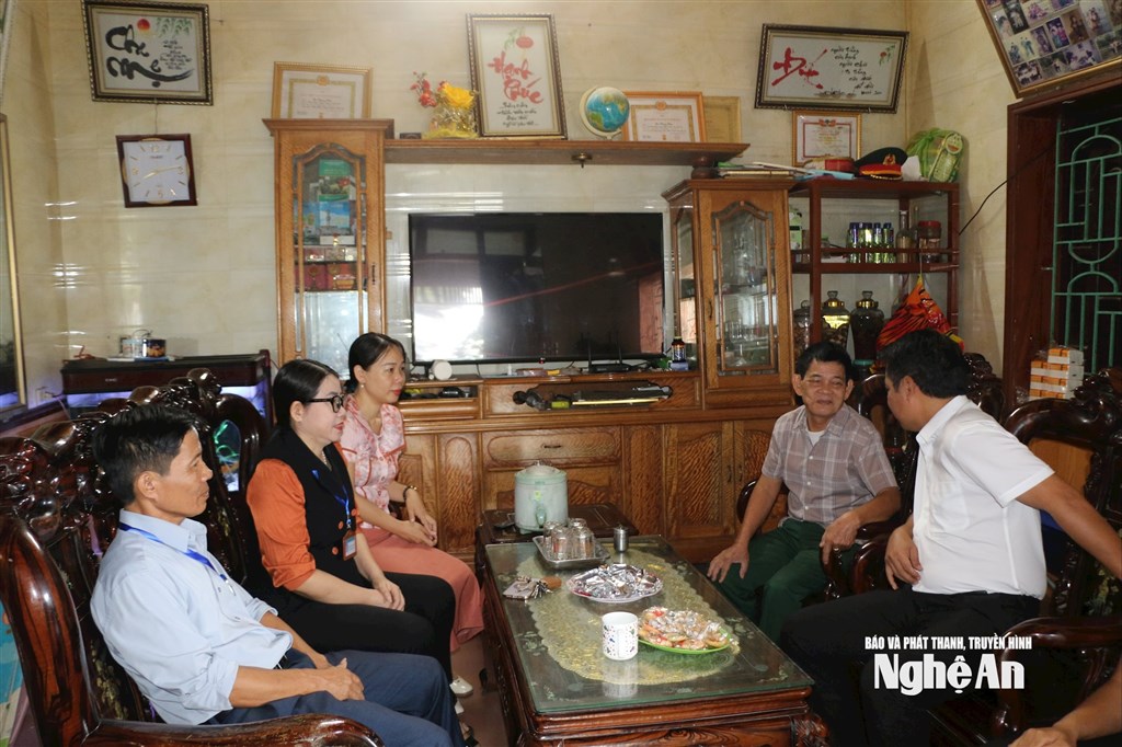 Lãnh đạo xã Hưng Nguyên Nam thăm hỏi người dân. Ảnh Khánh Ly